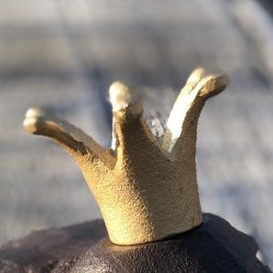 Skulptur - stor tudse med krone