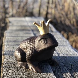 Skulptur - stor tudse med krone