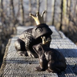 Skulptur - tudse med krone